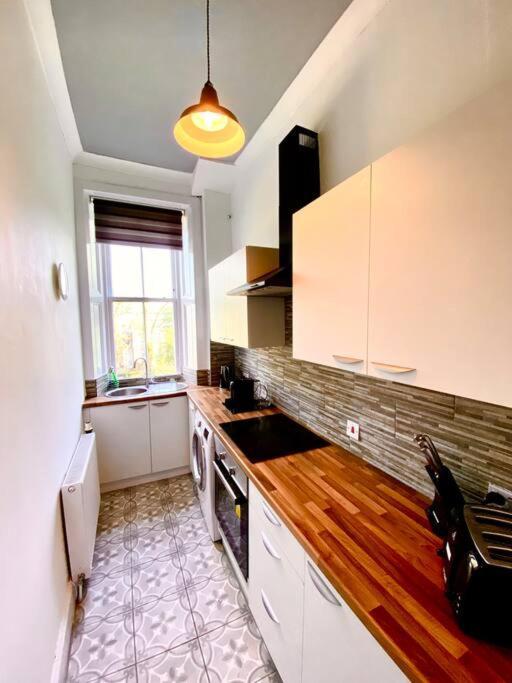 Anchored Homely Apartment In Historic Centre Paisley Exterior photo