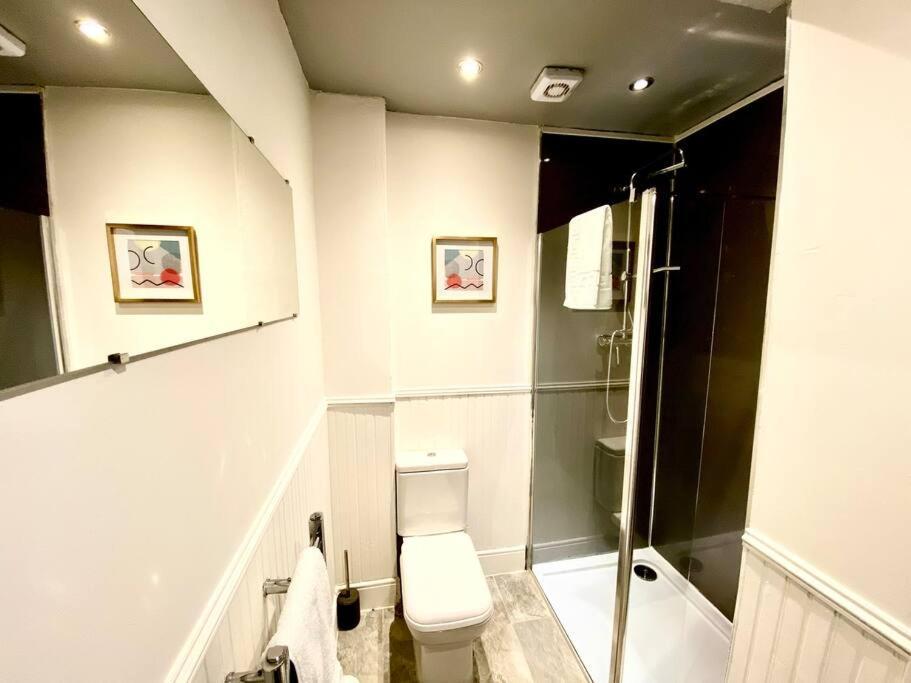 Anchored Homely Apartment In Historic Centre Paisley Exterior photo