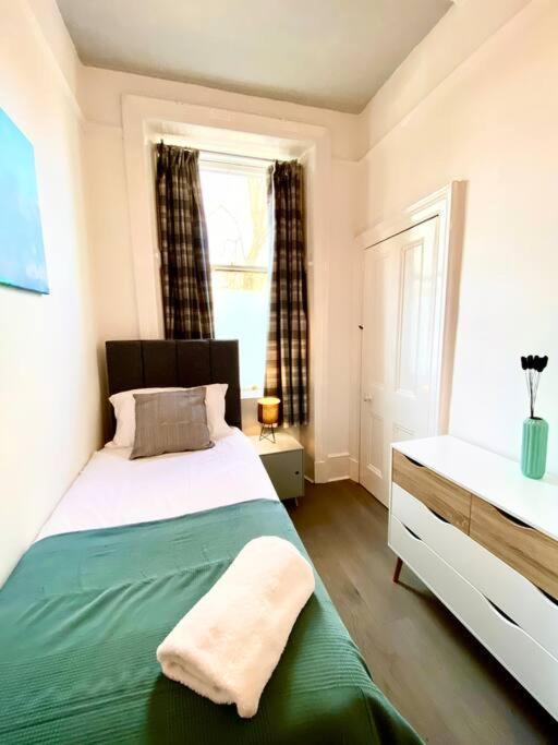 Anchored Homely Apartment In Historic Centre Paisley Exterior photo