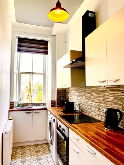 Anchored Homely Apartment In Historic Centre Paisley Exterior photo